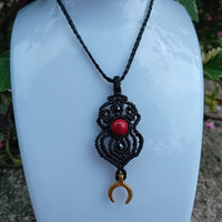 Ereshkigal – Collier lunaire en cinabre & macramé noir | Mystère, pouvoir & ancrage