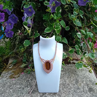 Sekhmet – Collier macramé en œil de tigre | Force, protection & ancrage