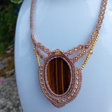 Sekhmet – Collier macramé en œil de tigre | Force, protection & ancrage