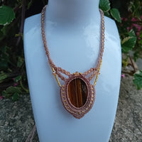 Sekhmet – Collier macramé en œil de tigre | Force, protection & ancrage