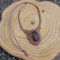 Sekhmet – Collier macramé en œil de tigre | Force, protection & ancrage