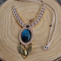 Collier Scarabée Protecteur – Labradorite Bleue | Amulette Égyptienne, Macramé Spirituel