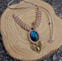 Collier Scarabée Protecteur – Labradorite Bleue | Amulette Égyptienne, Macramé Spirituel