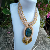 Collier Scarabée Protecteur – Labradorite Bleue | Amulette Égyptienne, Macramé Spirituel