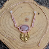 Rosea — Talisman en quartz rose | Collier macramé artisanal & scarabée doré