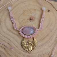 Rosea — Talisman en quartz rose | Collier macramé artisanal & scarabée doré