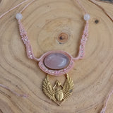 Rosea — Talisman en quartz rose | Collier macramé artisanal & scarabée doré