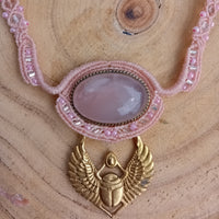 Rosea — Talisman en quartz rose | Collier macramé artisanal & scarabée doré