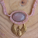 Rosea — Talisman en quartz rose | Collier macramé artisanal & scarabée doré
