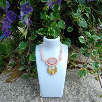 Rosea — Talisman en quartz rose | Collier macramé artisanal & scarabée doré