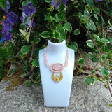 Rosea — Talisman en quartz rose | Collier macramé artisanal & scarabée doré