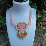 Rosea — Talisman en quartz rose | Collier macramé artisanal & scarabée doré