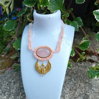 Rosea — Talisman en quartz rose | Collier macramé artisanal & scarabée doré