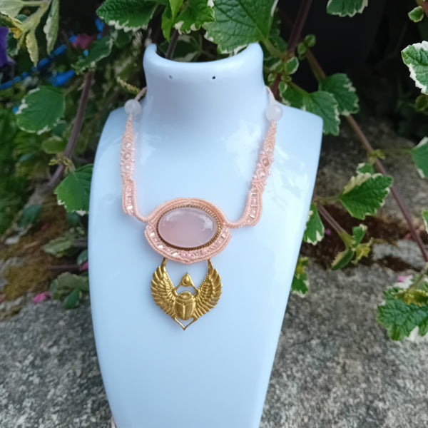 Rosea — Talisman en quartz rose | Collier macramé artisanal & scarabée doré