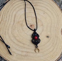 Ereshkigal – Collier lunaire en cinabre & macramé noir | Mystère, pouvoir & ancrage