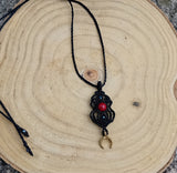 Ereshkigal – Collier lunaire en cinabre & macramé noir | Mystère, pouvoir & ancrage