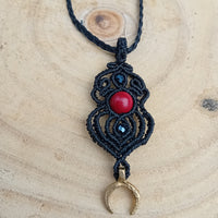 Ereshkigal – Collier lunaire en cinabre & macramé noir | Mystère, pouvoir & ancrage