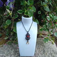 Ereshkigal – Collier lunaire en cinabre & macramé noir | Mystère, pouvoir & ancrage