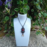Ereshkigal – Collier lunaire en cinabre & macramé noir | Mystère, pouvoir & ancrage