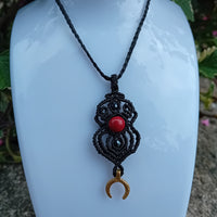 Ereshkigal – Collier lunaire en cinabre & macramé noir | Mystère, pouvoir & ancrage